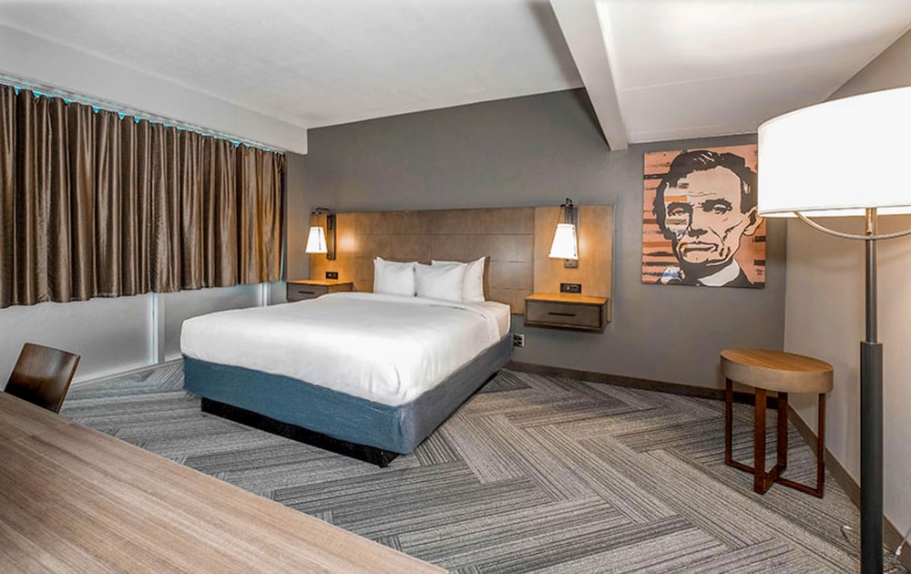 Queen Suite - Photo 1