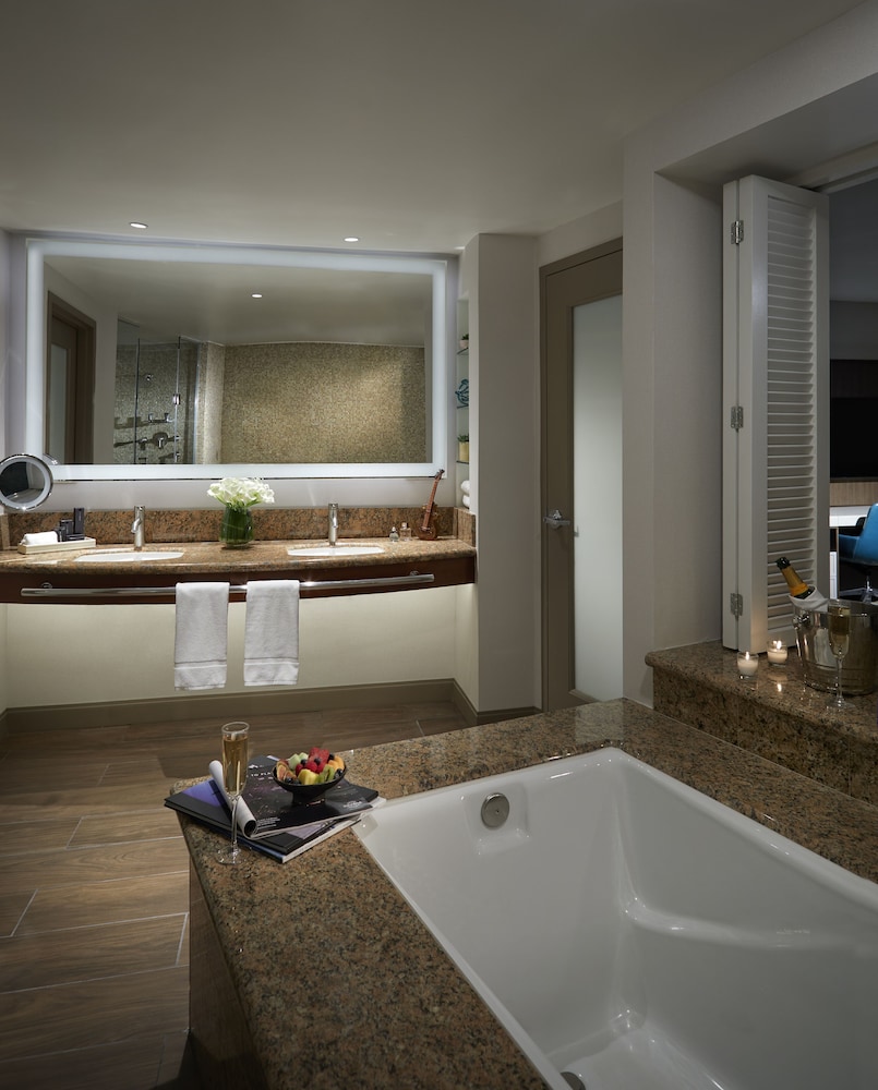 Junior Suite with Balcony - Photo 3