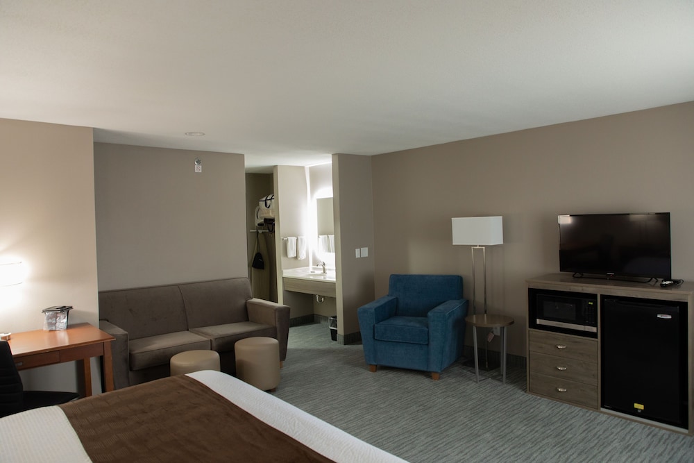 Suite, 1 King Bed with Sofa bed photo 3
