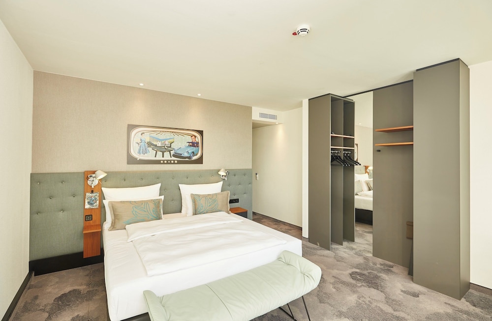 Business Room, 1 King Bed, Balcony photo 2