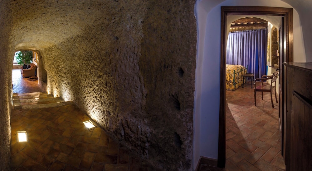 Luxury Suite, 1 Queen Bed, Private Bathroom, Valley View (100-300 meters from check-in location) photo 1