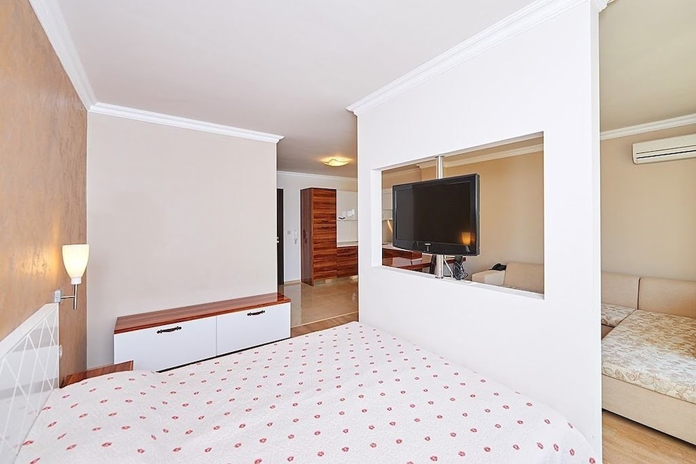 Luxury Studio, 1 Bedroom, Park View, Garden Area photo 2