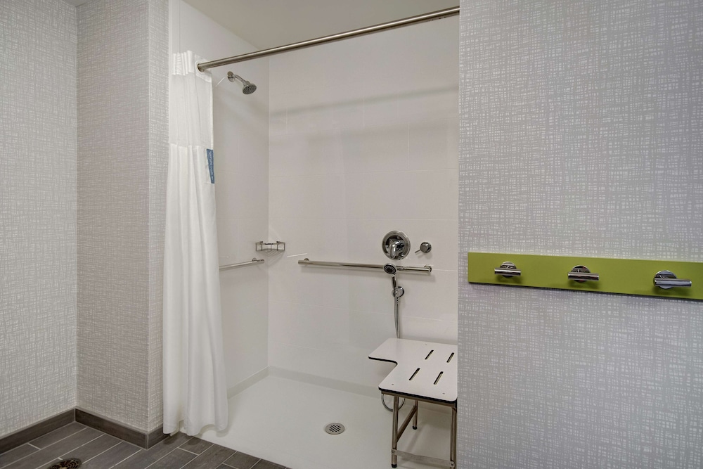 Room, 1 King Bed, Accessible (Roll-In Shower) - Photo 5