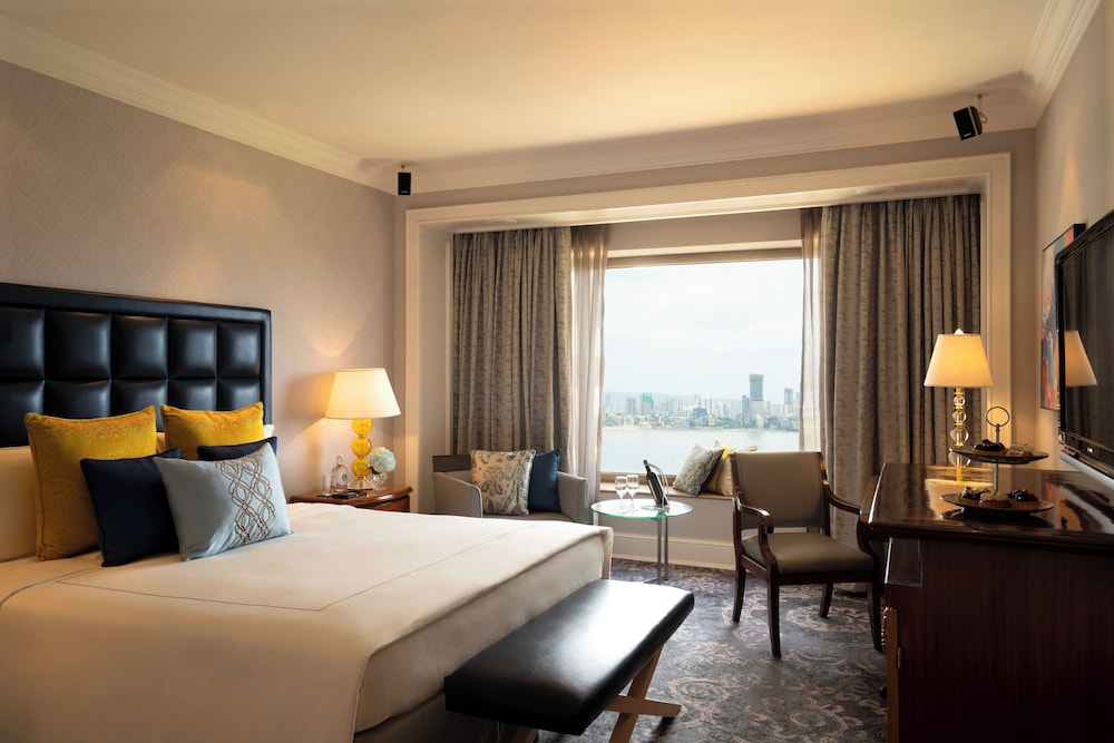 Executive Suite, Pool View, King Bed