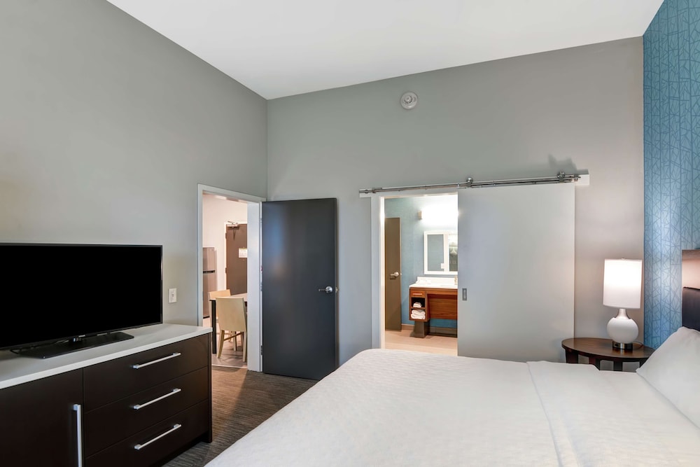 Suite, 1 King Bed, Accessible, Bathtub photo 3