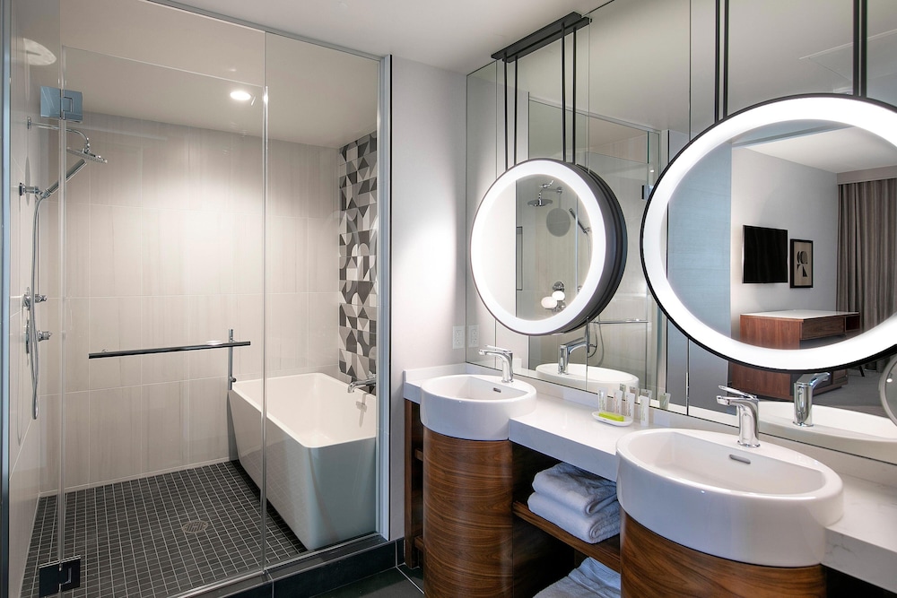 Suite, 1 Bedroom - Photo 8