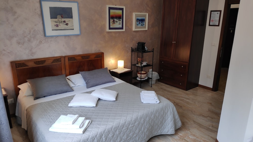 Triple Room, Ensuite, City View (Marmo)