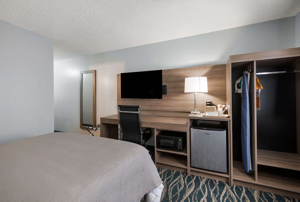 Standard Room, 1 Queen Bed, Non Smoking photo 2