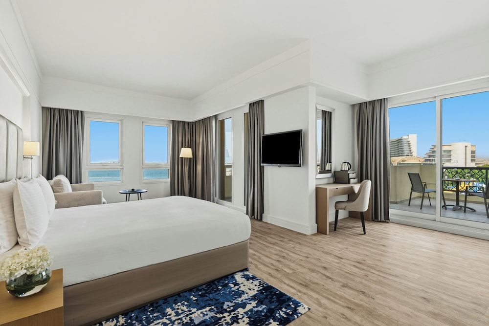 Premium Room, 1 King Bed, Sea View photo 3