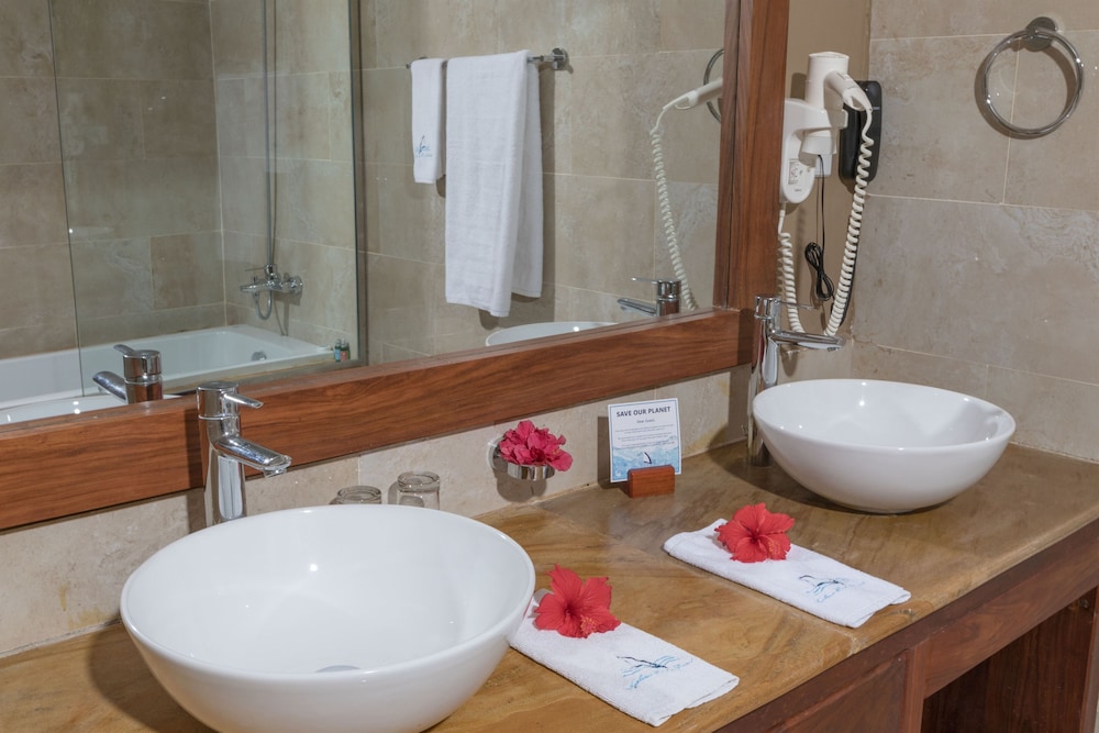 Honeymoon Suite (Superior) photo 2