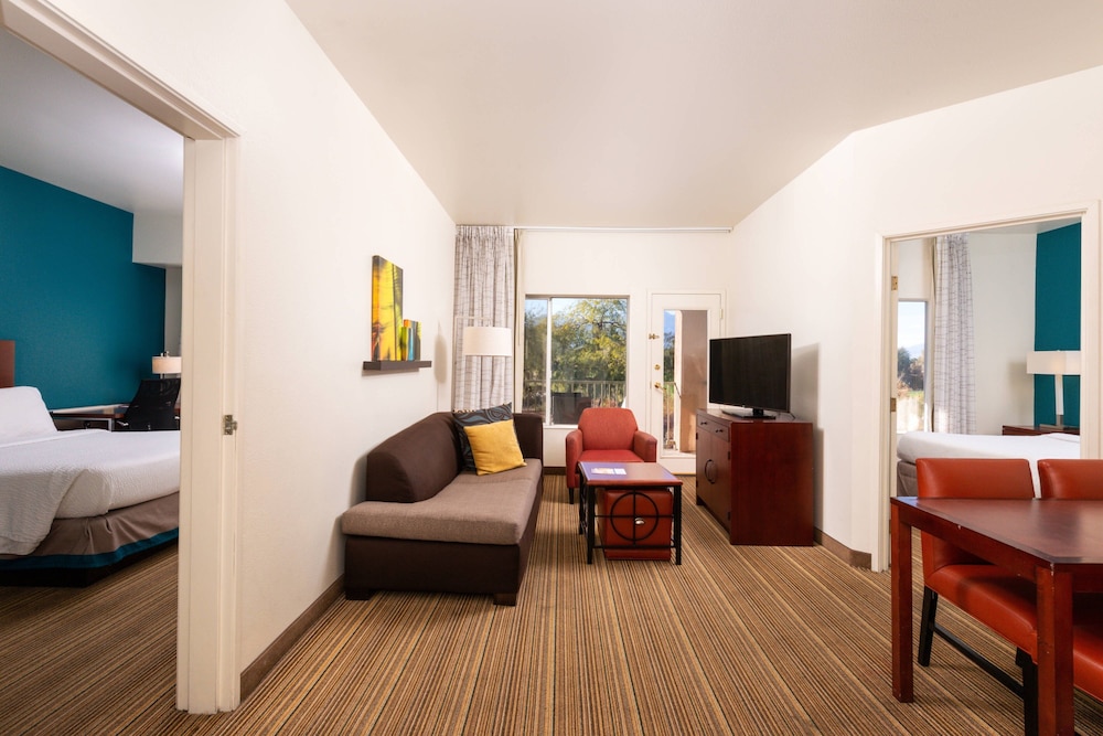 Suite, 2 Bedrooms, Balcony, Golf View - Photo 1