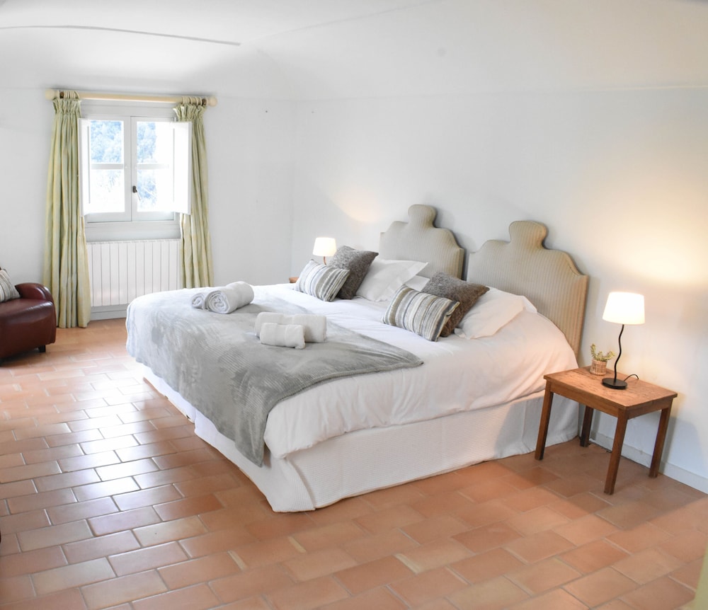 Habitación Doble Confort, 1 cama queen, para no fumadores, con vista a la colina.