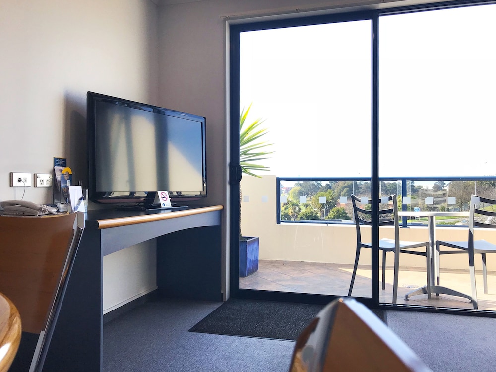 Executive Two Bedroom Apartment with Spa Bath - Photo 1