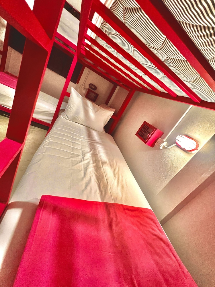 Bed in 6 Bed Mixed Dorm Poolside