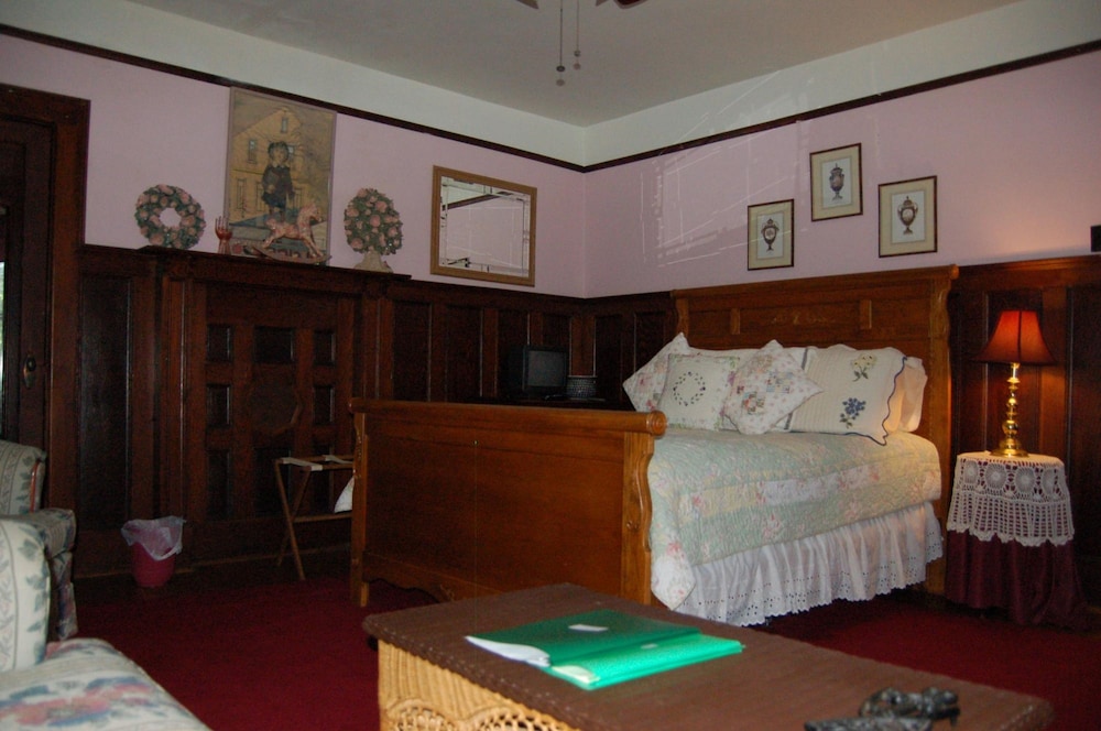 Traditional Room, 1 Queen Bed, Shared Bathroom (Grandpa'S) photo 2