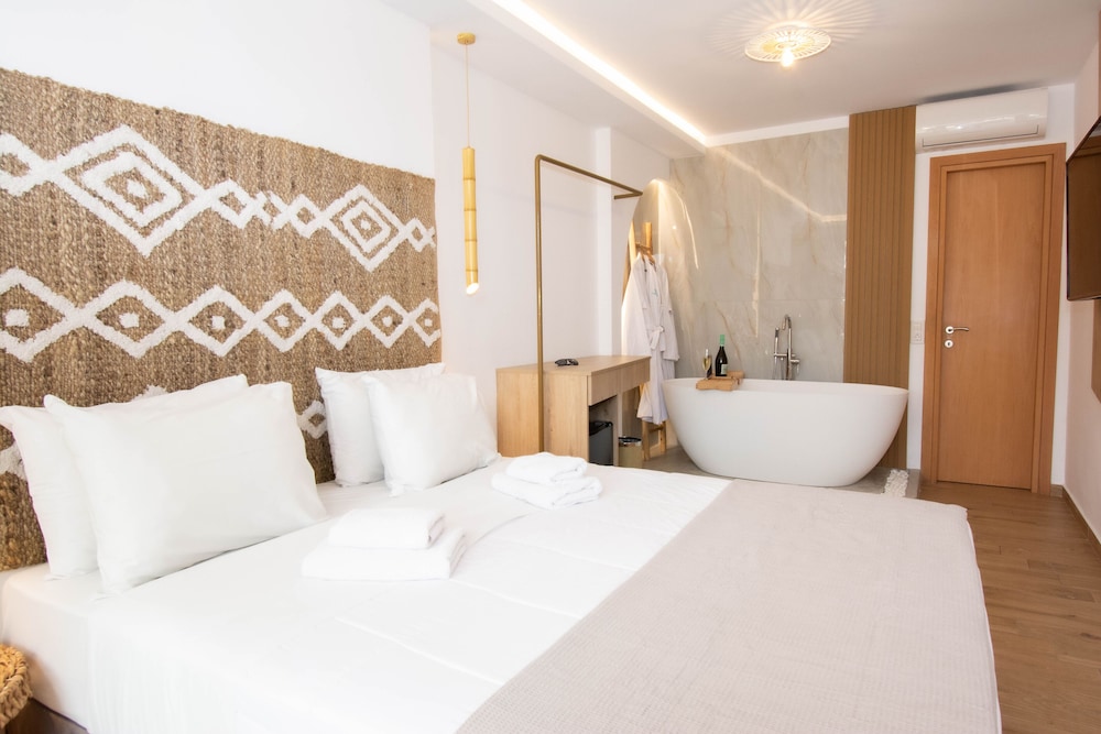 Deluxe Double Room, Bathtub