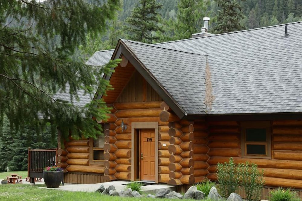 Three-Bedroom Executive Log Home photo 1