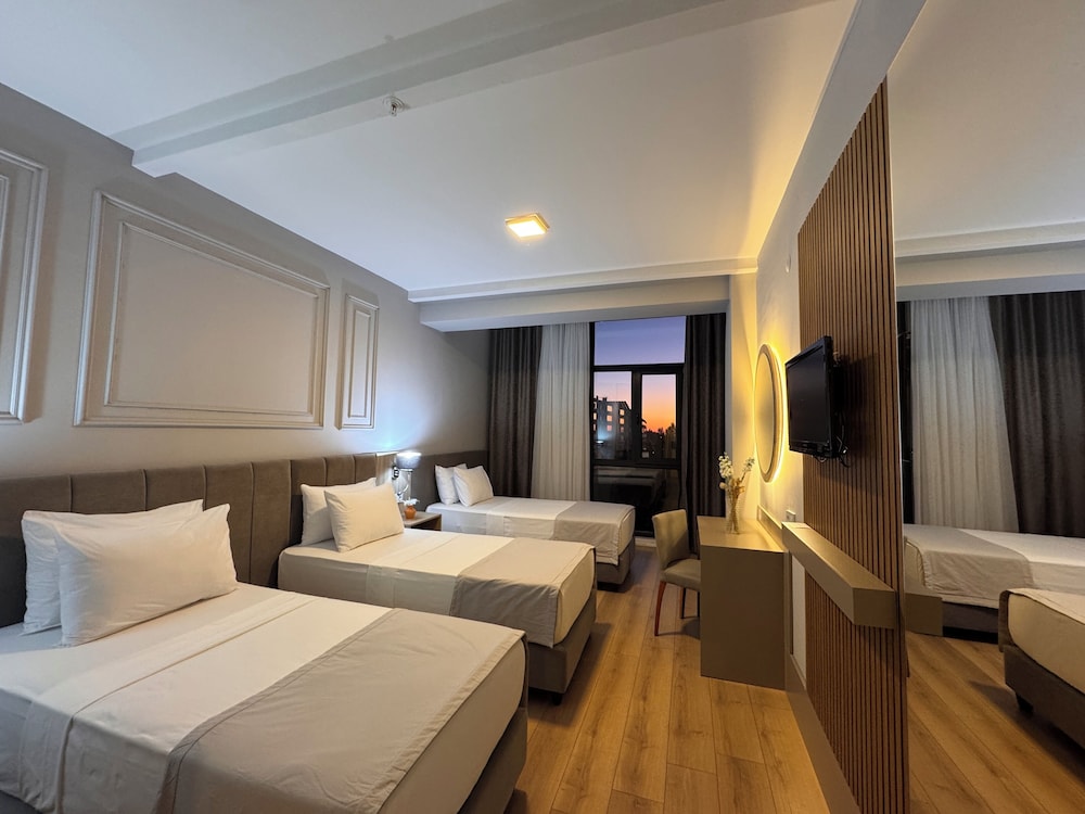 Deluxe Triple Room, 3 Twin Beds, Partial Sea View