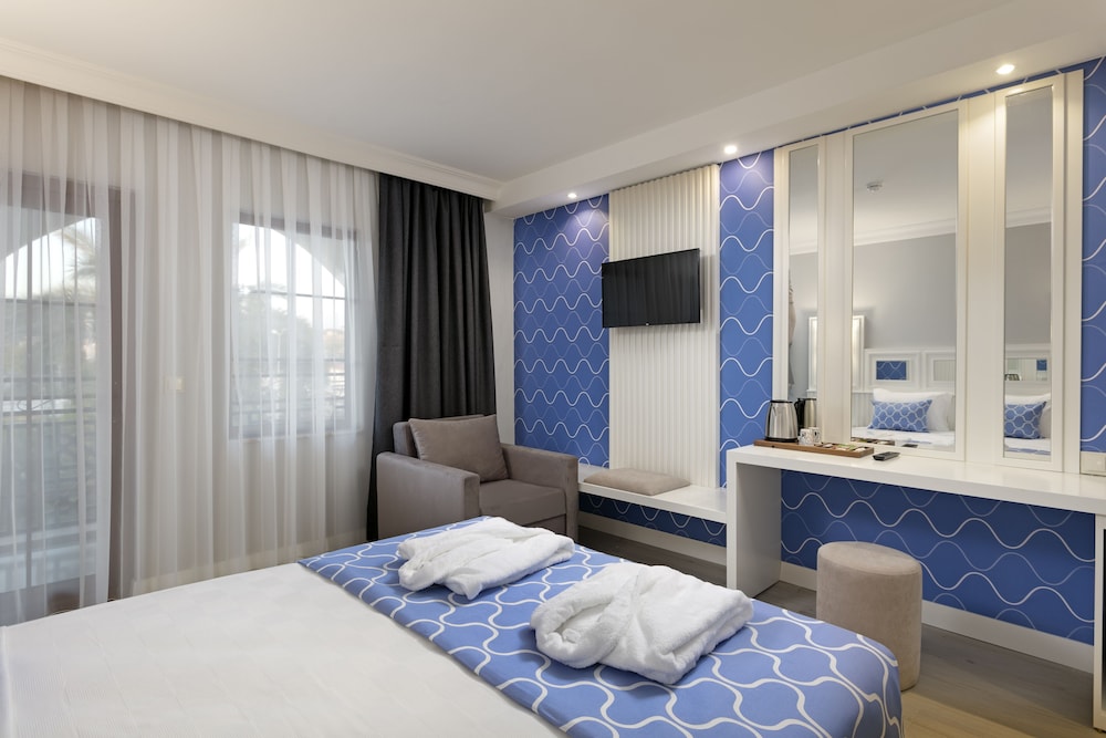 Hotel Room - Photo 4