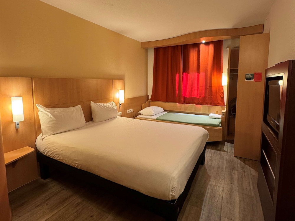 Standard Room, Multiple Beds - Photo 1
