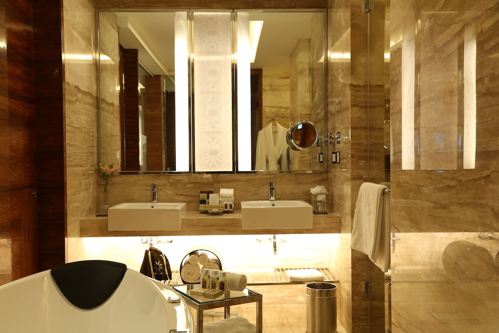 Taj Club Room King Bed with Bath Tub, Club Lounge Access Taj Club Room King Bed with Bath Tub, Club Lounge Access