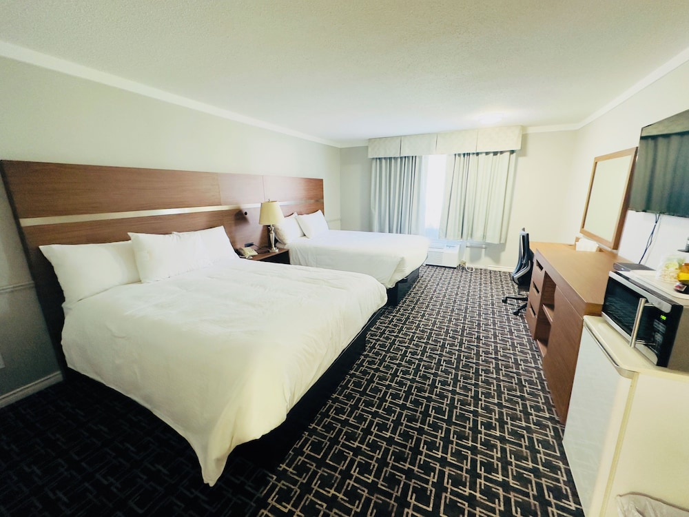 Room, Non Smoking, Kitchenette (2 King Beds) - Photo 2