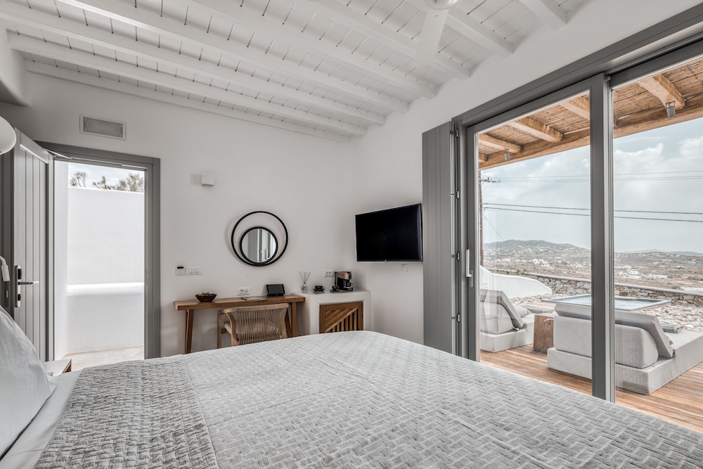 Deluxe Suite, Jetted Tub, Sea View - Photo 1
