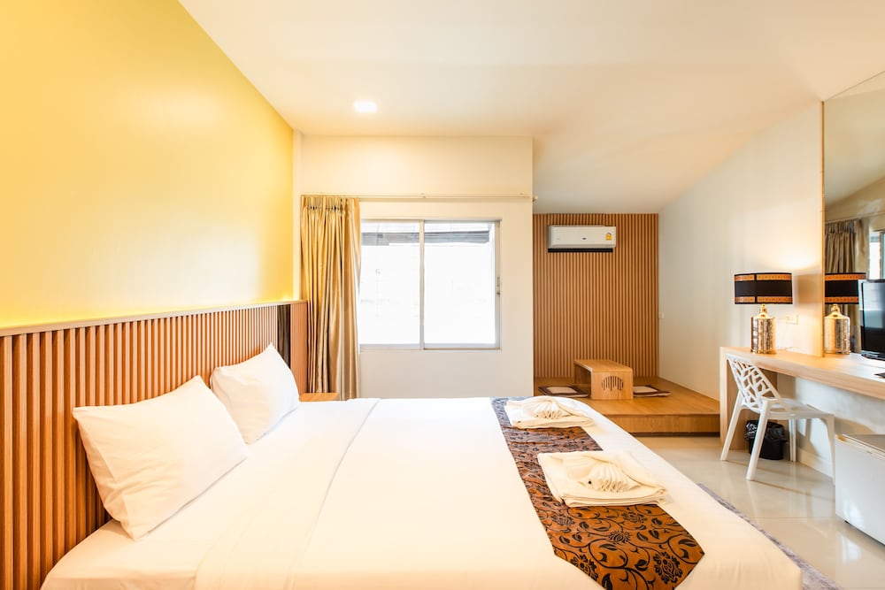 Deluxe Room (Non-smoking) - Photo 2