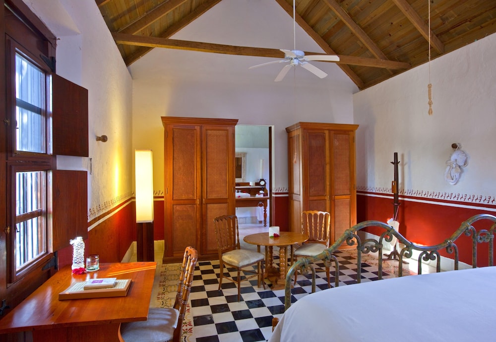 Deluxe Room, 1 King Bed photo 3