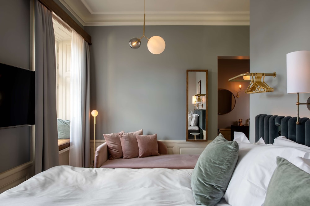 Deluxe Room, 1 King Bed, Non Smoking (with Sofabed) - Photo 1