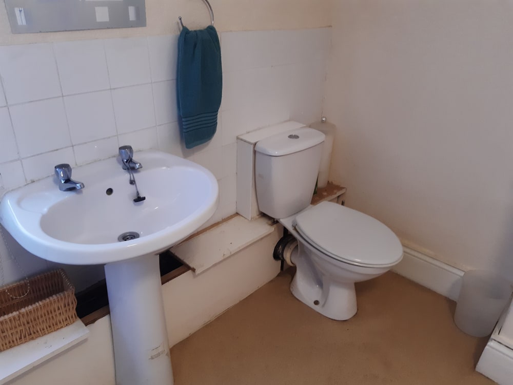 Basic Twin Room, Shared Bathroom photo 1