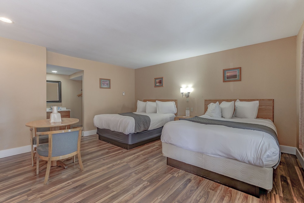 Classic Room, 2 Queen Beds photo 2