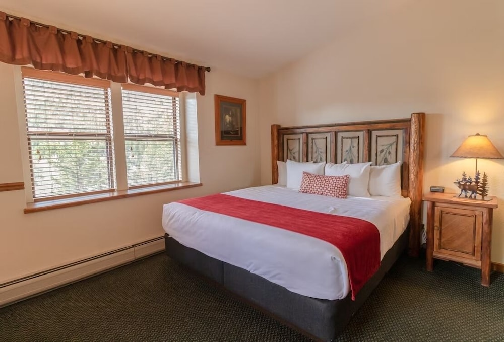 Deluxe Room, 1 King Bed, Patio, Mountain View
