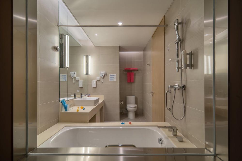 Suite, 2 Bedrooms - Photo 3
