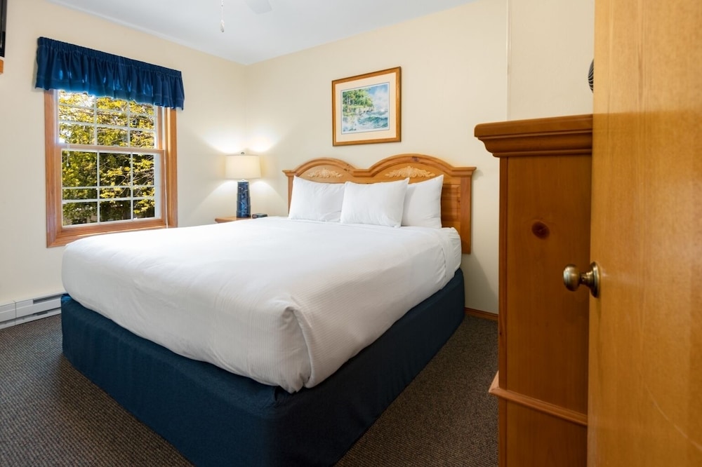 King Suite, Partial Harbor View, w/ Outdoor Table, Second Floor photo 2