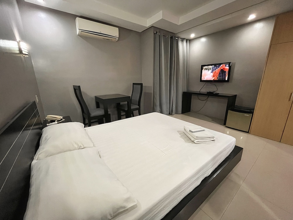 Deluxe Room, 1 Queen Bed, Refrigerator, Garden View photo 2