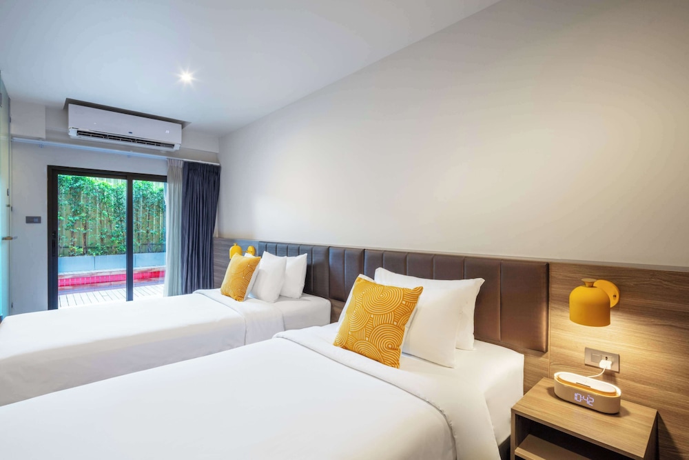 Deluxe Room, 2 Twin Beds, Non Smoking, Poolside photo 1