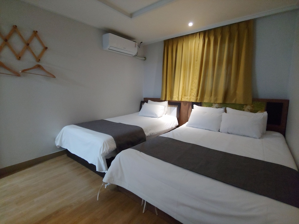 Deluxe Triple Room, Multiple Beds photo 1