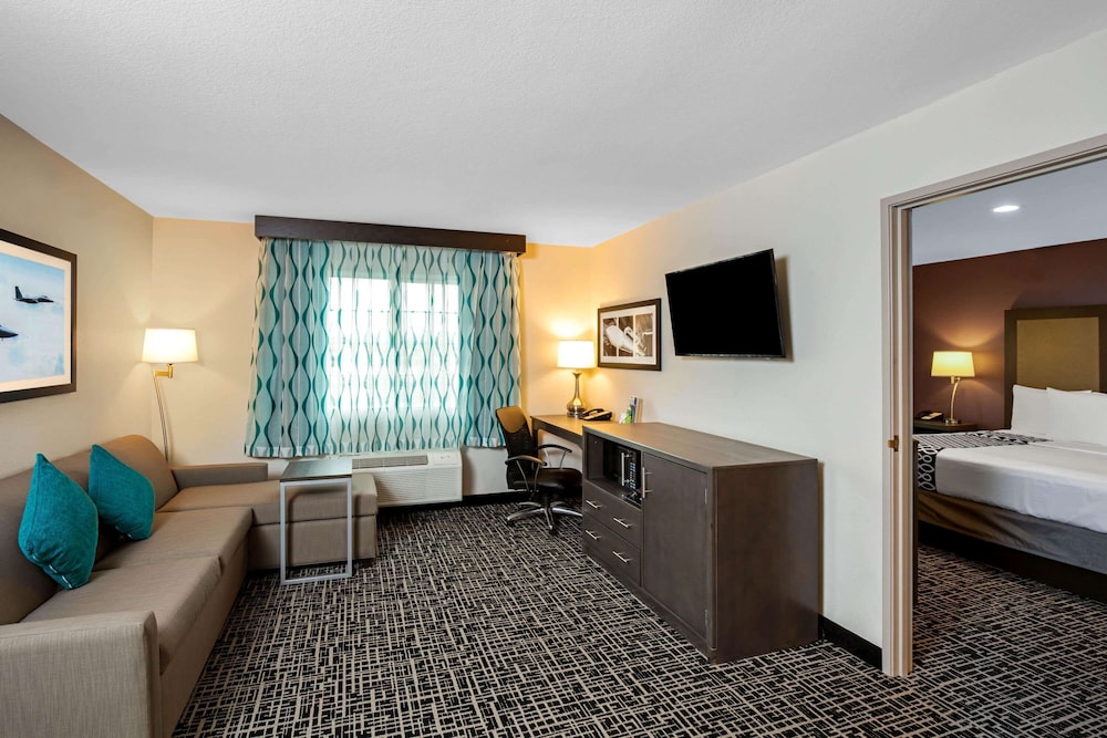 Suite, 1 King Bed, Non Smoking thumbnail 5