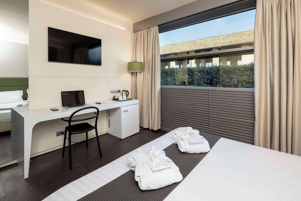 Standard Room, 1 Queen Bed - Photo 2
