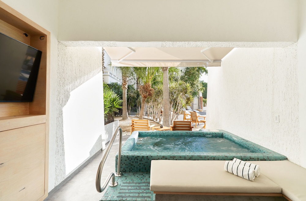 Exclusive Suite, Jetted Tub, Poolside - Photo 5