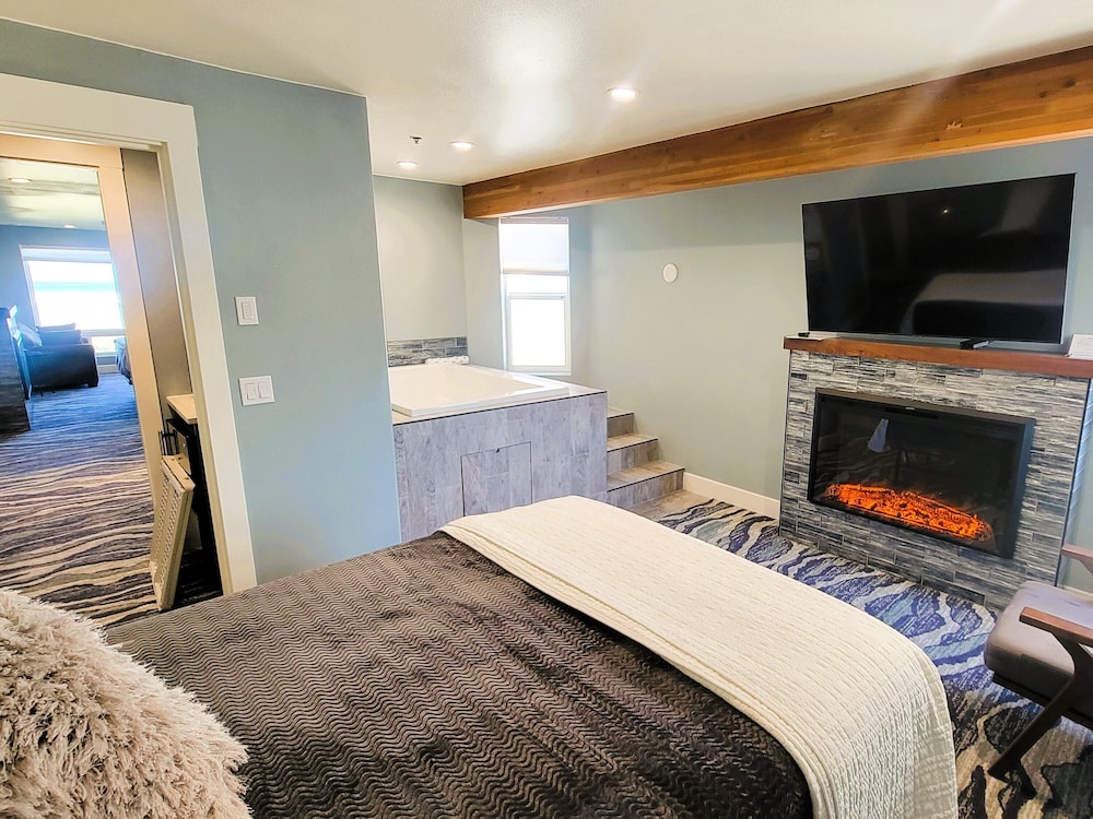 Oceanfront 2 Bedroom Suite, Jetted Tub, Fireplace - Not Pet Friendly