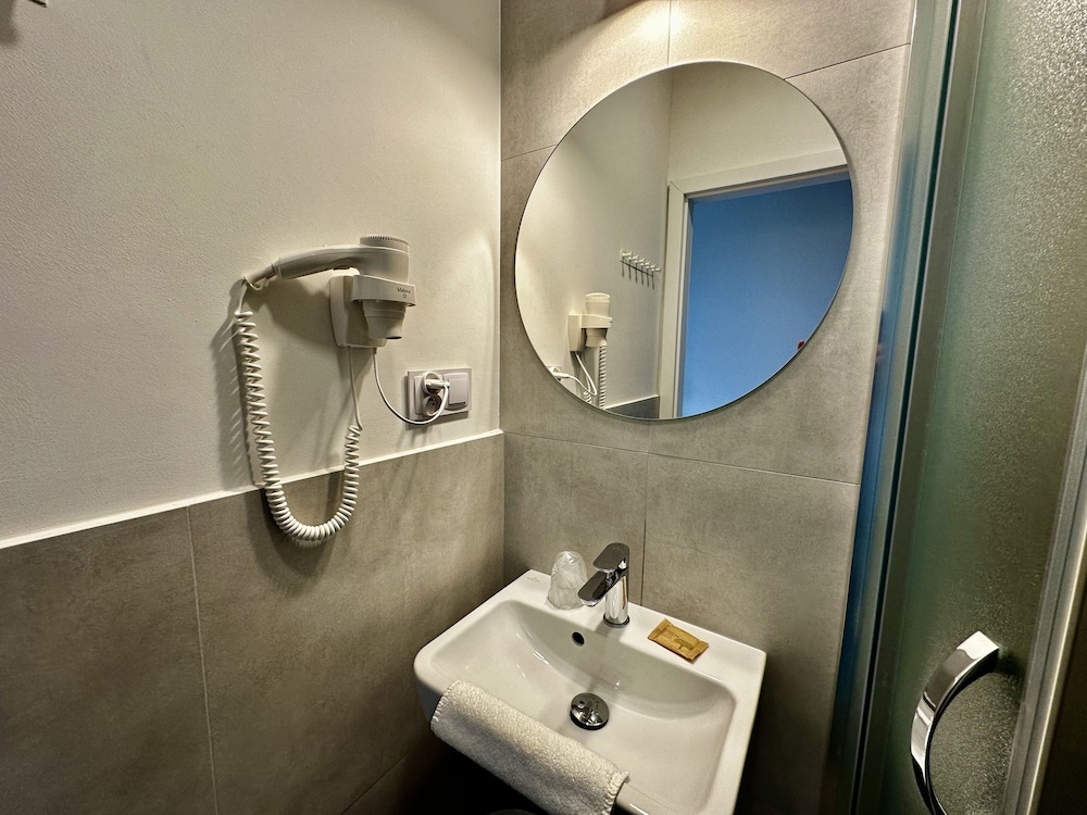 Deluxe Single Room thumbnail 6