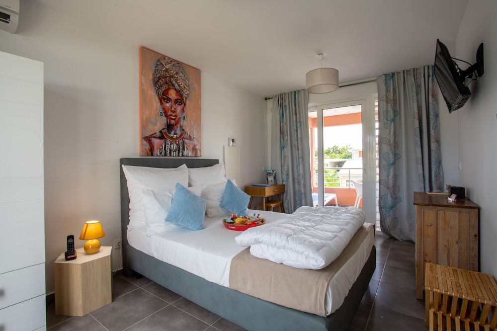 Superior Room, 1 King Bed, Balcony, Pool View