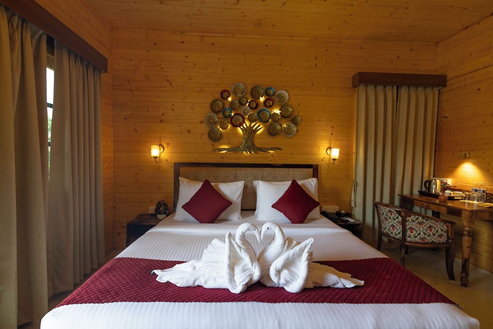 Superior Double Room, 1 King Bed, Private Bathroom, Pool View