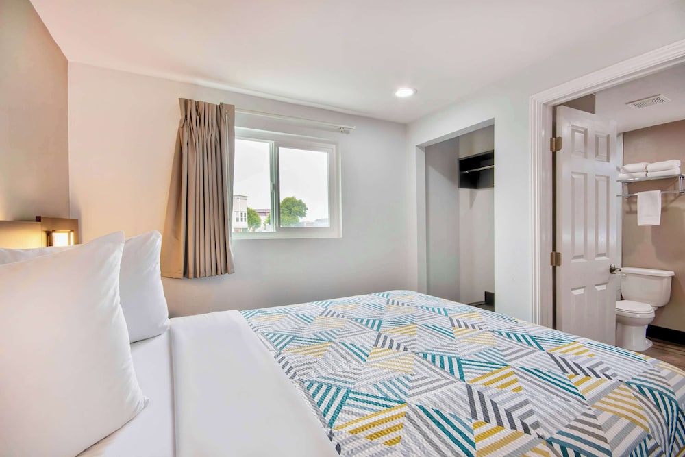 Standard Room, 1 King Bed, Non Smoking, Kitchenette - Photo 7