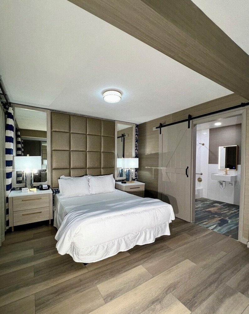 Deluxe Suite, Multiple Beds, Accessible Bathtub - Photo 3