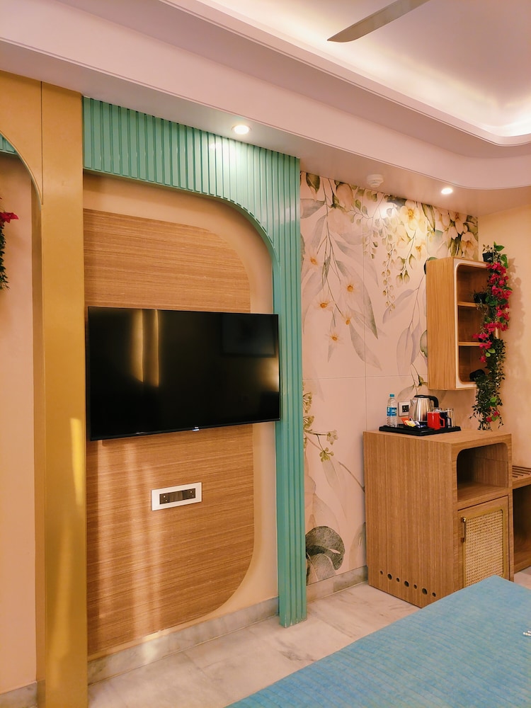 Bohemian Theme Room with Artistic Rattan decor & Designer Washroom photo 3