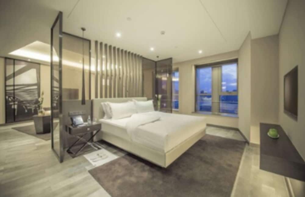Deluxe Room, 1 King Bed, City View