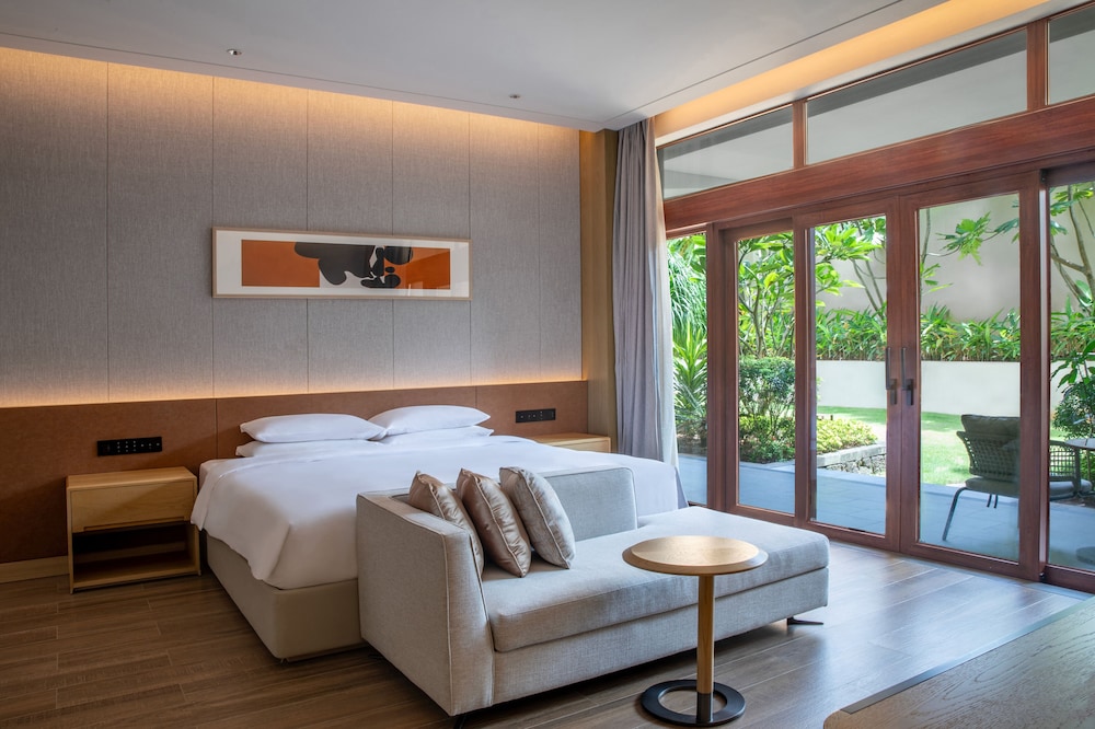 Family Room, 1 King Bed, Garden View - Photo 1